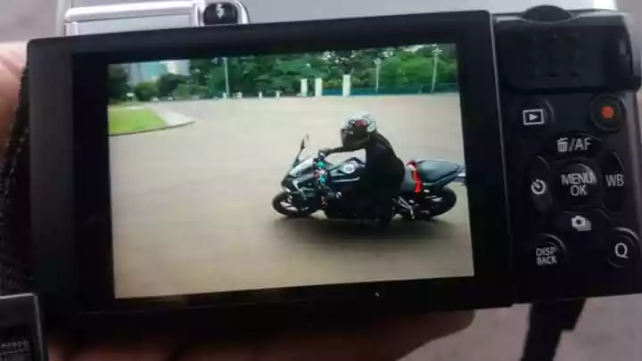 Lies April Yanti saat cornering dengan Honda CBR 250 RR