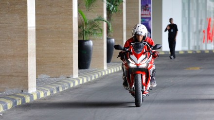  Salah satu peserta riding test mencoba performa All New Honda CBR250RR di area yang telah disediakan. Melalui lintasan yang relatif pendek, peserta diajak merasakan performa akselerasi dan handling All New Honda CBR250RR. Melalui fitur 3 step riding mode, pengendara dapat mengatur karakter dan agresifitas All New Honda CBR250RR. Dalam kegiatan yang dilaksanakan selama dua hari ini tercatat 407 pengunjung merasakan secara langsung performa All New Honda CBR250RR