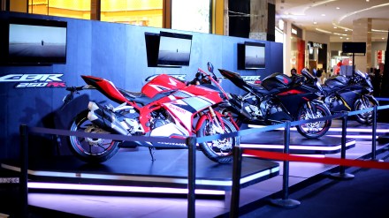 All New Honda CBR250RR dipasarkan dengan 3 varian warna yaitu Honda Racing Red, Mat Gunpowder Black Metallic, dan Anchor Grametallic. Varian warna Honda Racing Red sendiri merupakan varian warna yang identik dengan varian warna unit yang digunakan tim Astra Honda Racing Team (AHRT), tim balap binaan PT Astra Honda Motor yang menjadi kebanggan Indonesia dalam kompetisi balap sepeda motor tingkat internasional.