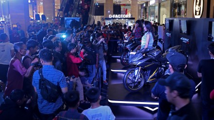 6, 5,4,6 - Pengunjung kegiatan Regional Public Launching All New Honda CBR250RR di Hartono Mall Yogyakarta (28-29/1) dapat berpartisipasi langsung dalam beragam kegiatan yang telah disediakan mulai dari pertunjukan sulap, breakdance competition, hingga photo contest.