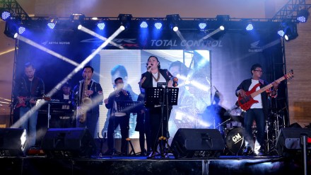 Salah satu Wing Sales People menjelaskan berbagai fitur unggulan yang terdapat dalam unit All New Honda CBR250RR kepada pengunjung kegiatan regional public launching All New Honda CBR250RR di Hartono Mall Yogyakarta. Sebagai produk premium sekaligus flagship Honda di pasar motor sport 250cc, All New Honda CBR250RR dipasarkan khusus melalui Dealer dengan kategori Wing dan Big Wing. Di area Astra Motor Yogyakarta yang meliputi DIY, Kedu, dan Banyumas, Dealer yang melayani penjualan dan pemeliharaan antara lain adalah Astra Motor Center Yogyakarta (Big Wing), Nusantara Sakti Gejayan, Cahaya Bonanza Abadi Muntilan, Armada Tunasjaya Magelang, Astra Motor Kebumen, Nusantara Sakti Cilacap, Surya Agung Motor Banyumas, Kompo Motor Purbalingga, dan Sanjaya Gemilang Banjarnegara. CBR250RR #8 – Everyday Band, salah satu group band Yogyakarta dengan aliran musik jazz tampil sebagai penutup dalam rangkaian kegiatan yang dilaksanakan selama dua hari (28-29/1) di Hartono Mall Yogyakarta