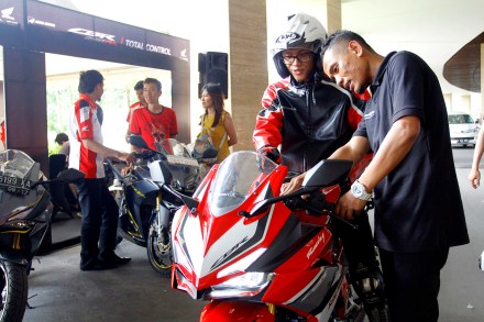 Instruktur Safety Riding Astra Motor Yogyakarta, Triyanto (kanan) memberikan penjelasan mengenai jalur test ride serta pengantar mengenai keselamat berkendara menggunakan motor sport kepada salah satu pengunjung yang mencoba performa All New Honda CBR250RR di area parkir VIP Hartono Mall Yogyakarta (28-29/1). Selain itu eserta riding test juga dibekali dengan berbagai informasi mengenai fitur-fitur unggulan yang ada dalam motor sport andalan Honda di kelas 250cc ini