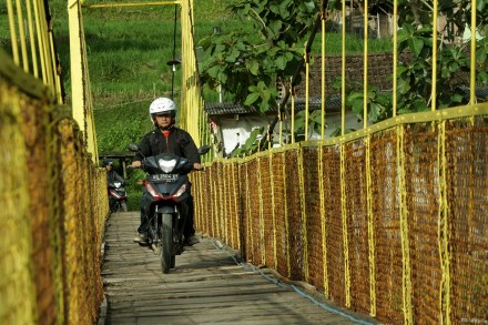 Ilustrasi - All New Honda Supra GTR 150 saat melintas jembatan gantung Imogiri