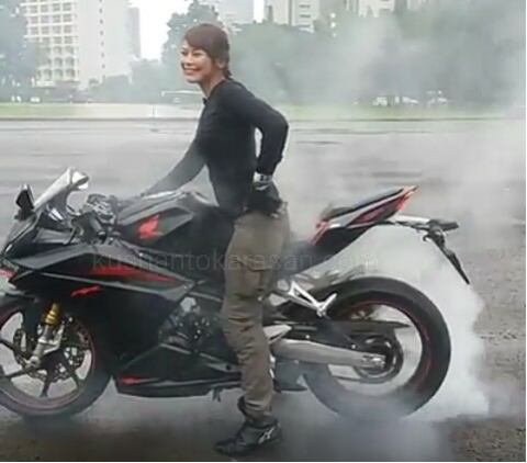 Aksi Lies April Yanti 'burn out' dengan All New Honda CBR 250 RR