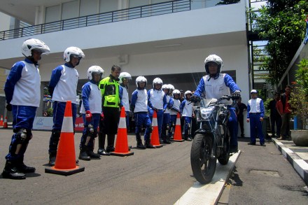 Triyanto, salah Satu instruktur Safety Riding Astra Motor Yogyakarta mendemonstrasikan cara menjaga keseimbangan dalam papan titian / narrow plank di depan peserta pelatihan yang berasal dari PT Sari Husada - Yogyakarta (13/10) di Astra Motor Safety Riding Center Yogyakarta.