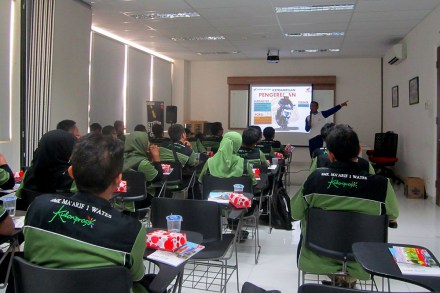 Jajaran guru SMK Ma'arif 1 Wates mengikuti sesi teori dalam edukasi keselamatan berkendara bersama Astra Motor Yogyakarta (16/08). Dalam sesi teori ini peserta dibekali dengan pengetahuan keselamatan berkendara, rambu-rambu lalu lintas, prediksi bahaya di jalan raya, hingga fitur-fitur keselamatan yang ada di sepeda motor Honda.