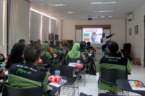 Jajaran guru SMK Ma'arif 1 Wates mengikuti sesi teori dalam edukasi keselamatan berkendara bersama Astra Motor Yogyakarta (16/08). Dalam sesi teori ini peserta dibekali dengan pengetahuan keselamatan berkendara, rambu-rambu lalu lintas, prediksi bahaya di jalan raya, hingga fitur-fitur keselamatan yang ada di sepeda motor Honda.