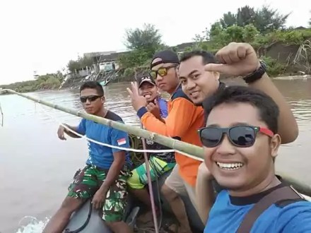 Sambil selfie ga papa khan....