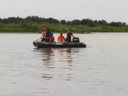 Petugas Polair dsn Tim SAR bersatu menangkap buaya