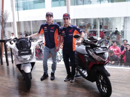 Marc dan Dani berfoto bersama motor Honda PCX serta Honda Vario 150.