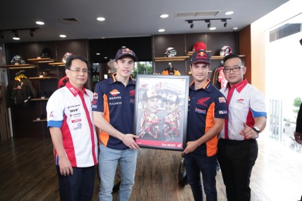 Marc dan Dani menandatangani karikatur sebagai kenang-kenangan untuk Astra Motor Center Jakarta