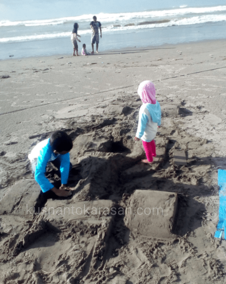 Berkreasi membuat mobil f1 dari pasir pantai