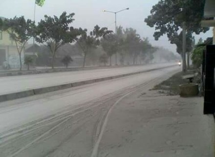 Seperti iniah gambaran suasana jalanan di Jogja saat hujan abu dari letusan gunung Kelud Blitar- Jawa Timur ( @berandajogja -wongjogja.com)