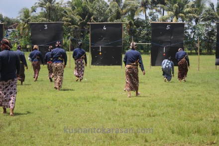 Pemanah mengambil sendiri-sendiri anak panah nya
