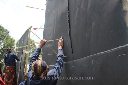 Anak panah mensncap kuat di sasaran