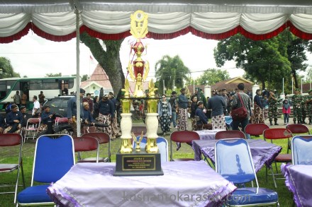 Salah satu dari 6 trofi sebagai hadiah pemenang lomba jemparingan