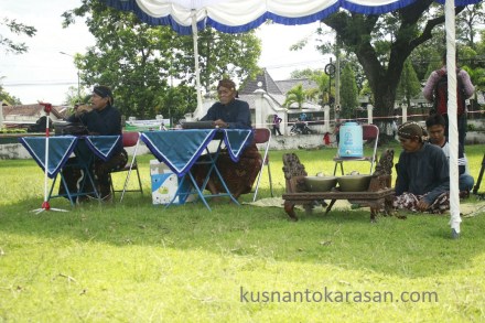 Juri lomba jemparingan, memakai 'bendhe' tmsebagai tanda dimukai-diakhiri, serta anak panah yang mengenai sasaran